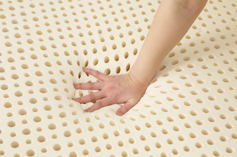 ラテックスを使ってマットレスなどに仕上げていく仕事っぷりは まさに、職人！
