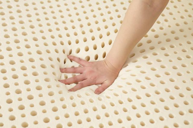 ラテックスを使ってマットレスなどに仕上げていく仕事っぷりは まさに、職人！